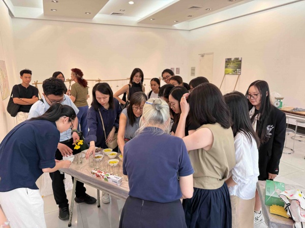 Hoa tay, exposition et workshop