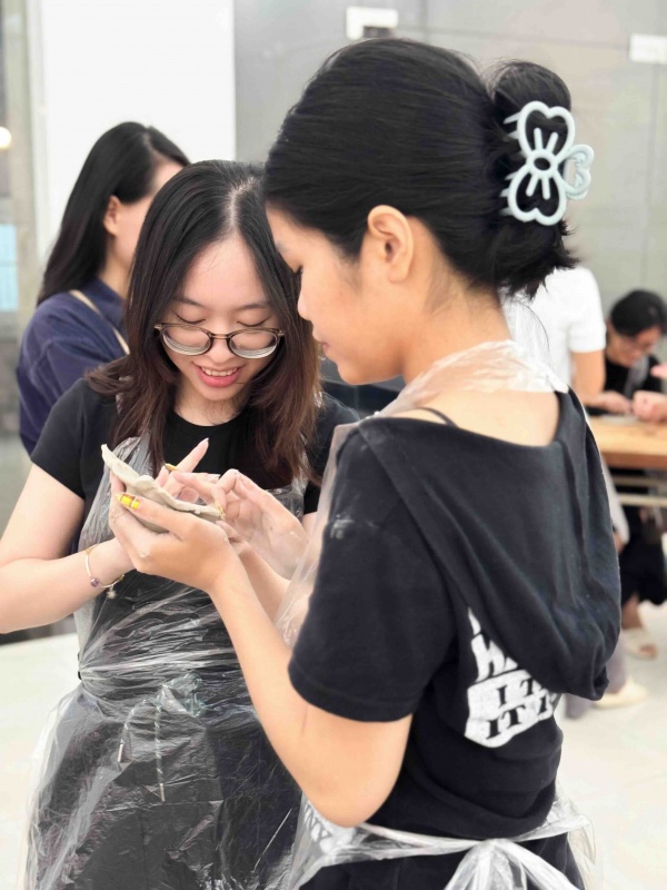 Hoa tay, exposition et workshop