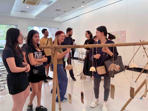 Hoa tay, exposition et workshop