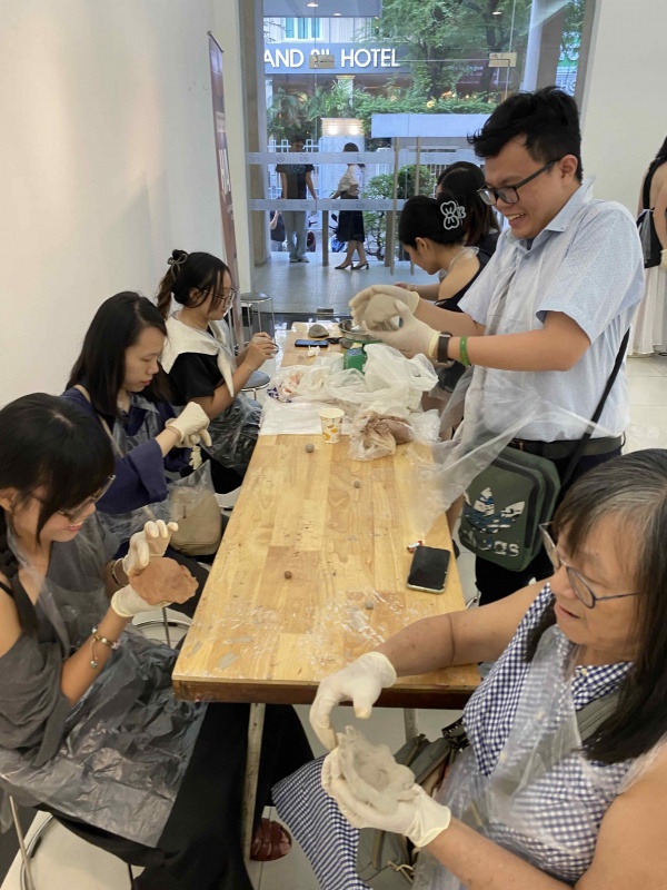 Hoa tay, exposition et workshop